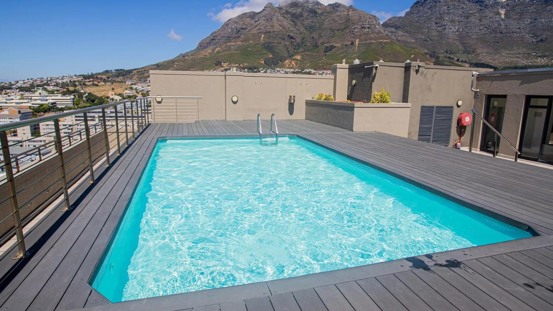 Four Seasons - Stunning Apartment In The Heart Of Town! Cape Town