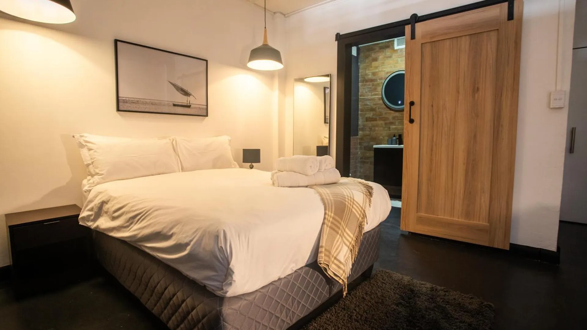 Four Seasons - Stunning Apartment In The Heart Of Town! Cape Town