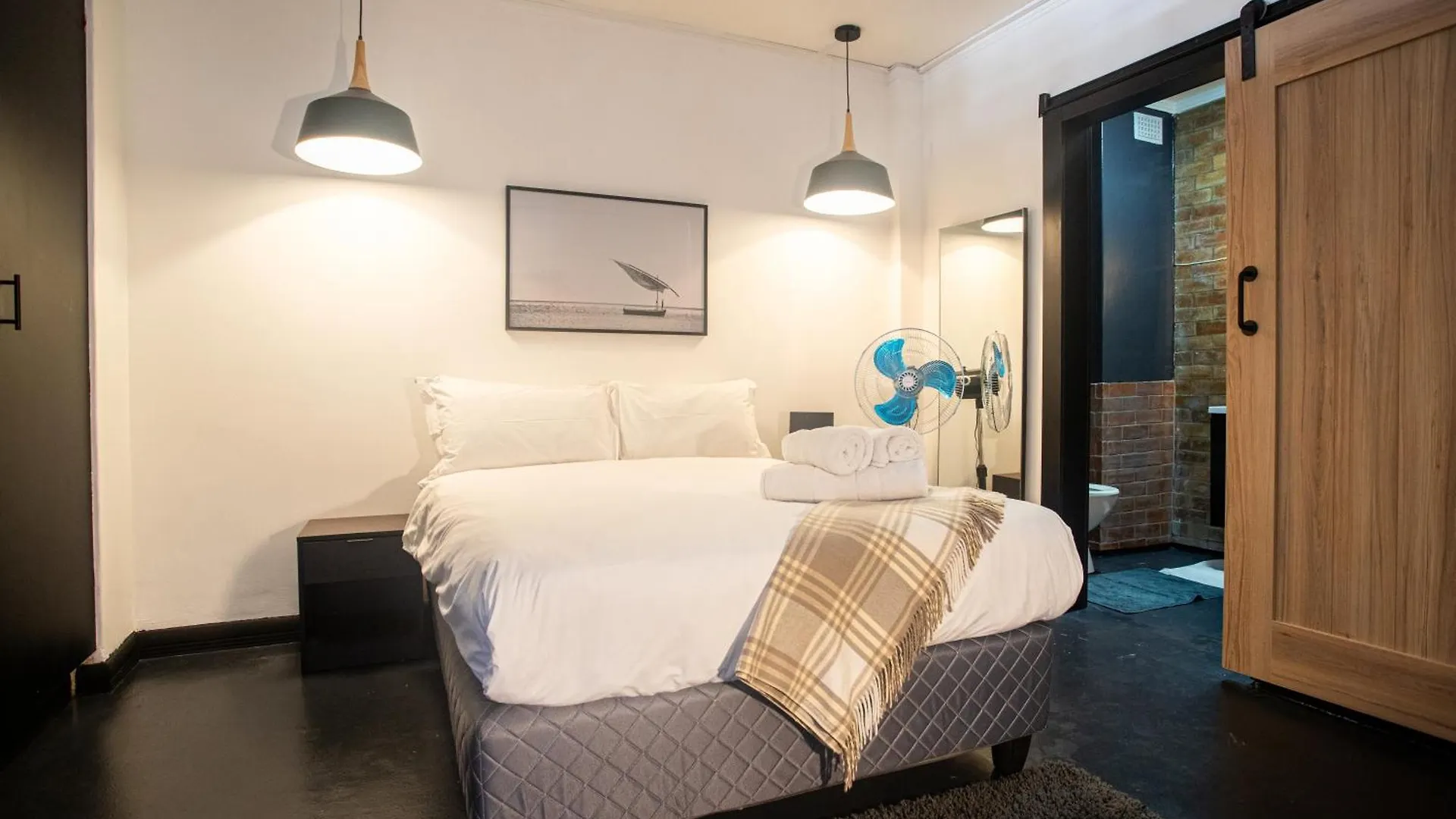 Four Seasons - Stunning Apartment In The Heart Of Town! Cape Town