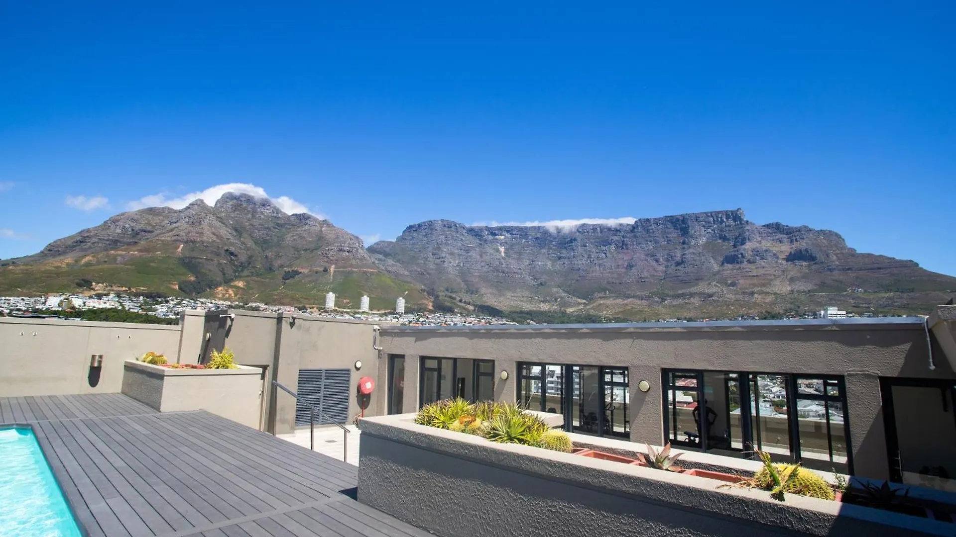 Four Seasons - Stunning Apartment In The Heart Of Town! Cape Town