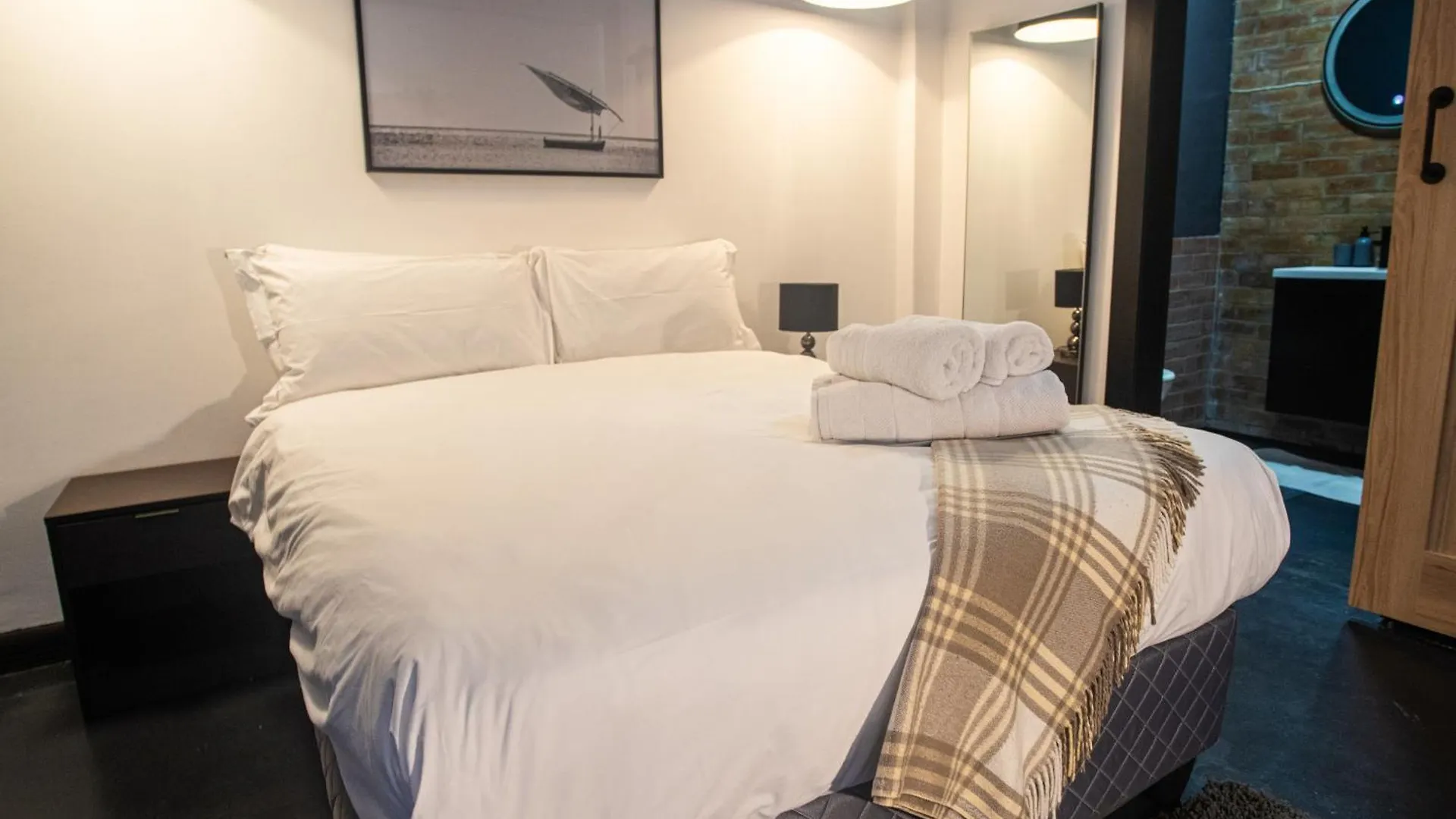 Four Seasons - Stunning Apartment In The Heart Of Town! contacts
